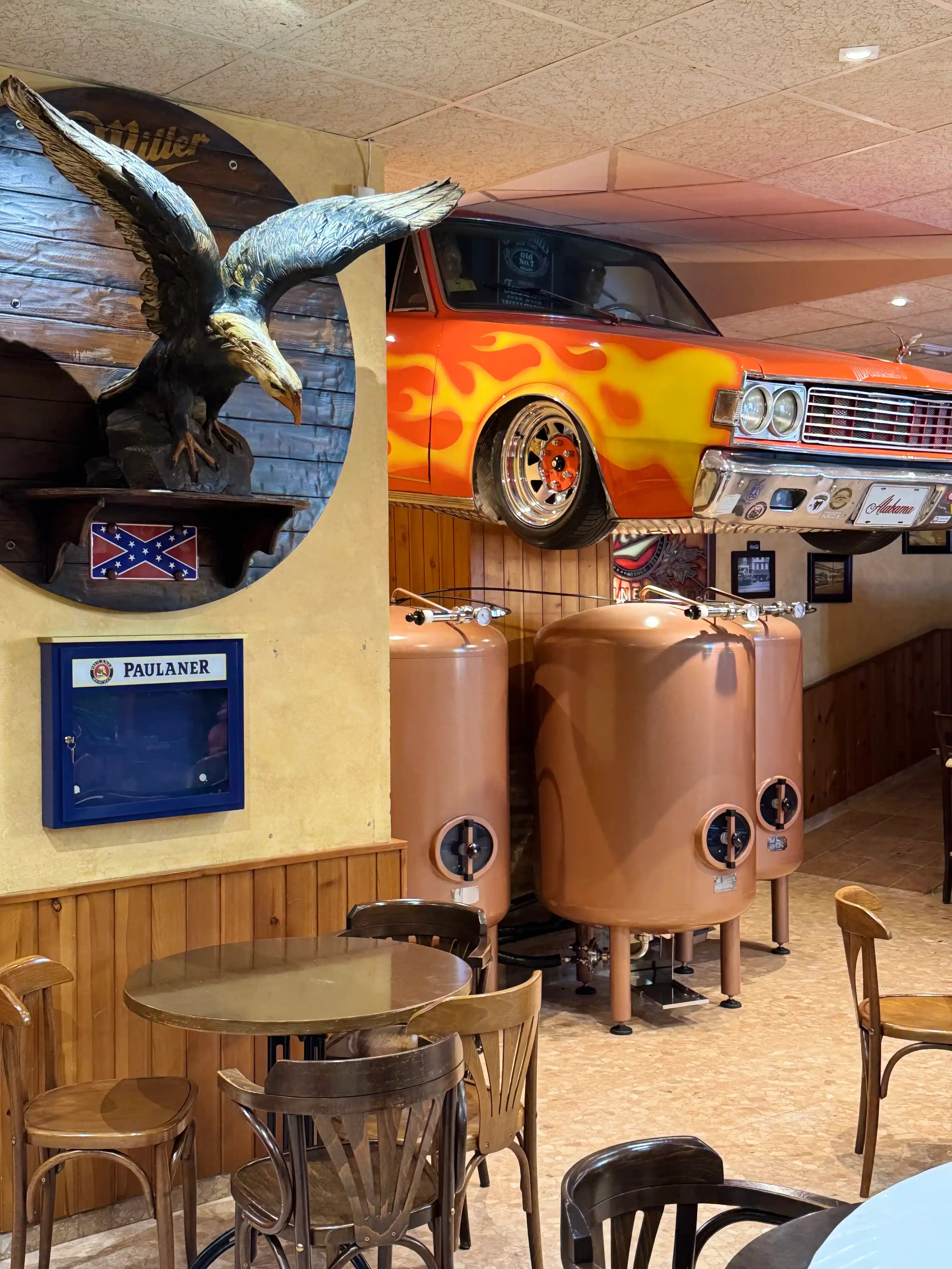 Fachada y entrada del bar Ruta 66 en Utiel Valencia