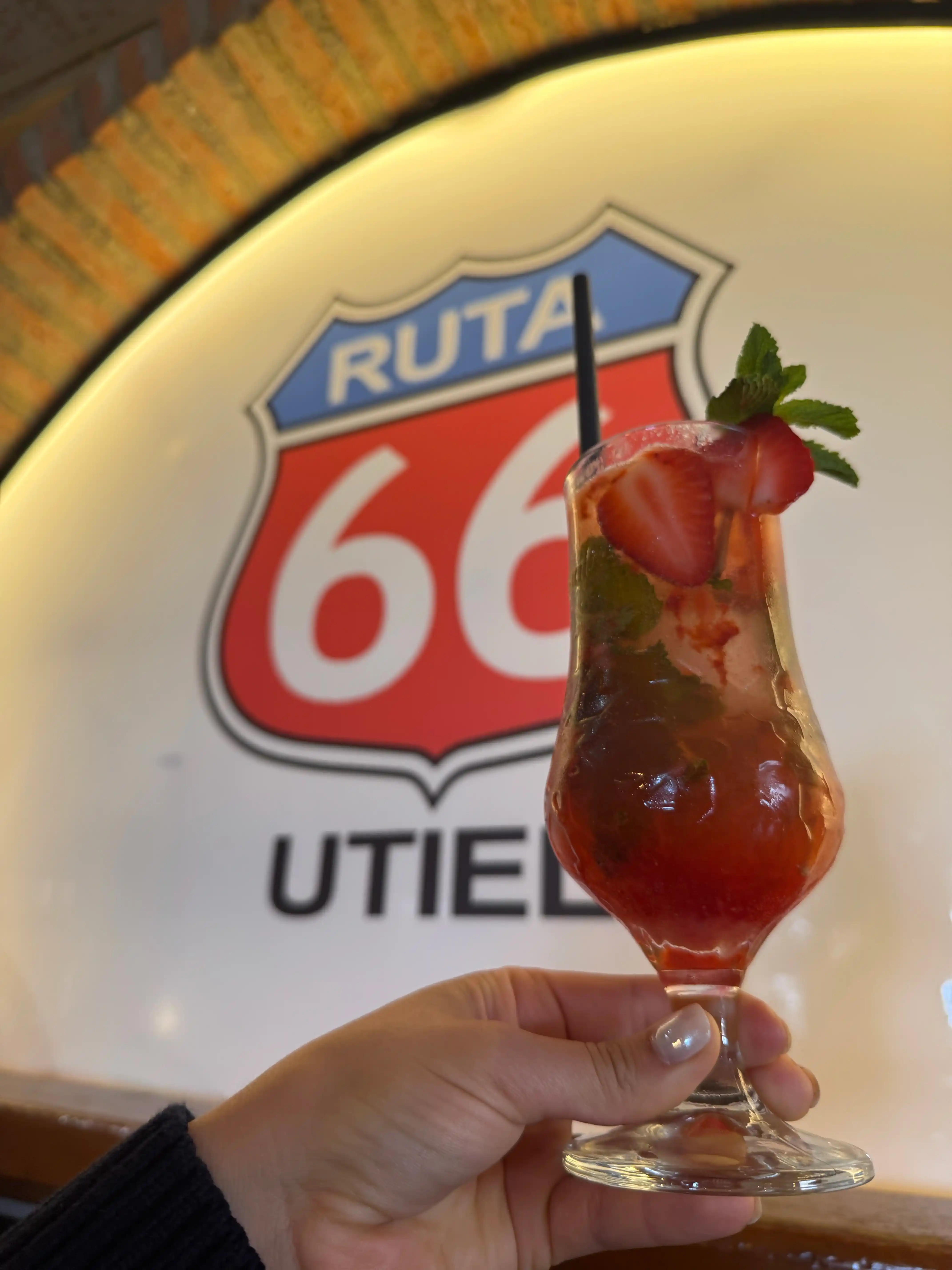Clientes disfrutando en el bar Ruta 66 Utiel